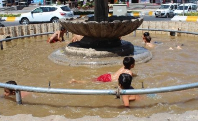 Sıcaklardan Bunalan Çocuklar Süs Havuzlarına Akın Ediyor 